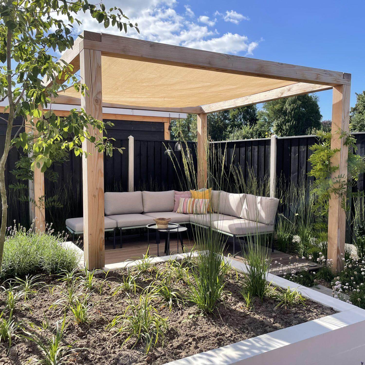 Shade sail corner fixed to a pergola
